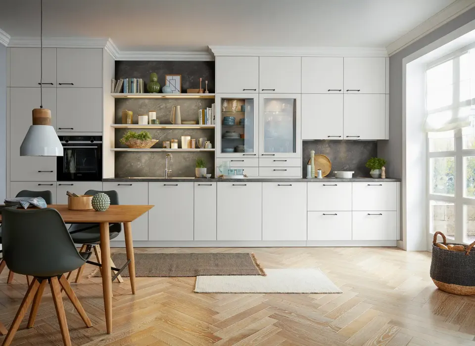 Light Grey Kitchen – Stone-Look Open Shelf Niche, Glass Units