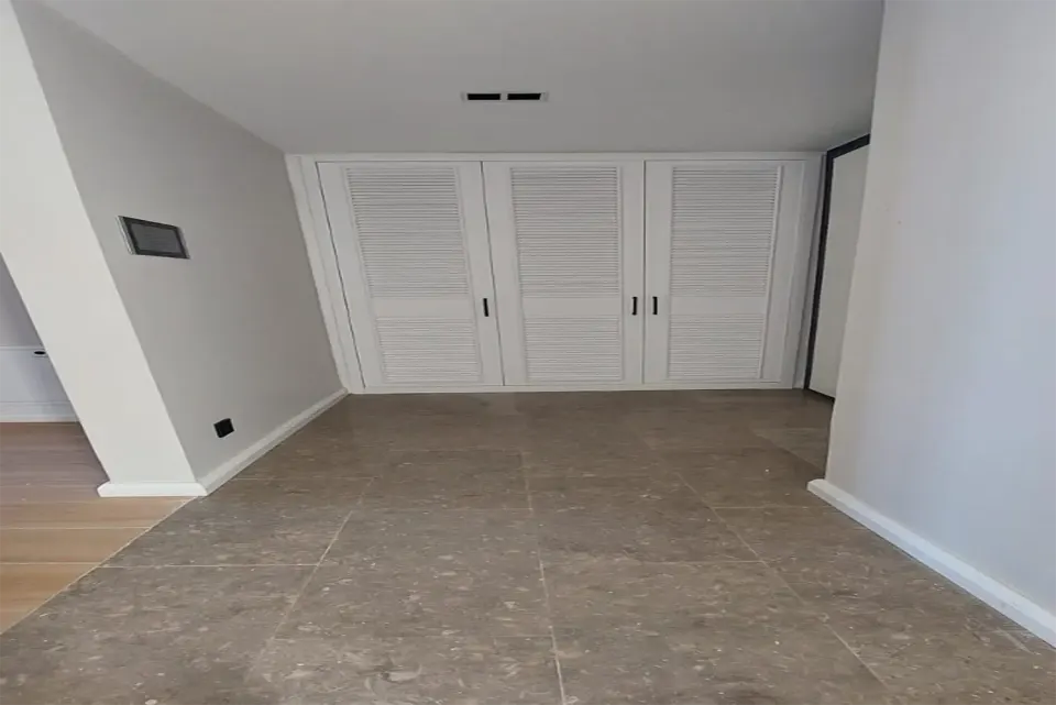 Built-in Louvred Wardrobe – White, Three Doors in a Niche